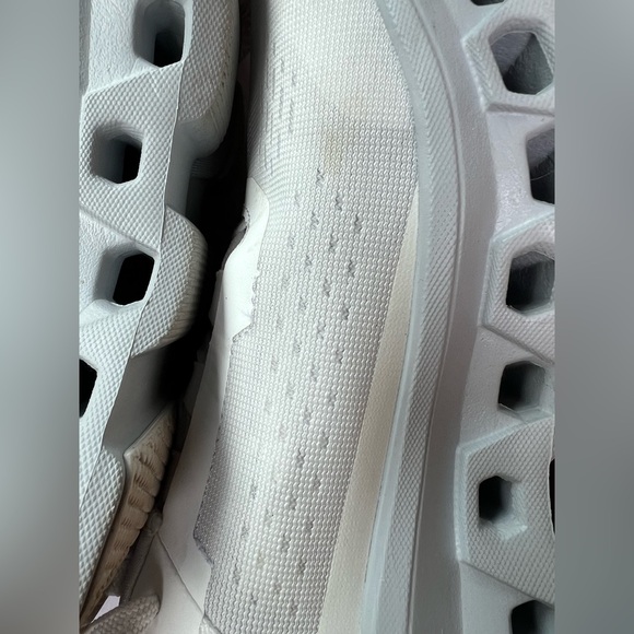 On Running ladies White Running Shoes 7.5 - Picture 2 of 7